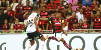Alex Sandro em campo na vitória do Flamengo sobre o Vasco