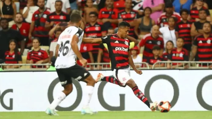 Alex Sandro em campo na vitória do Flamengo sobre o Vasco