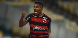 Alex Sandro comemora gol pelo Flamengo