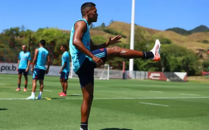 Alex Sandro treina no Ninho do Urubu
