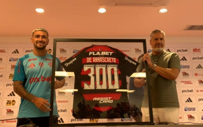 Arrascaeta recebe homenagem pelos 300 jogos pelo Flamengo