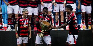 Arrascaeta, Gerson e Bruno Henrique com o troféu do Flamengo Campeão Carioca 2025