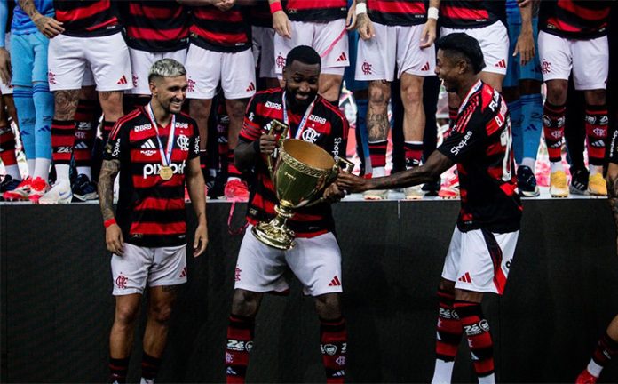 Arrascaeta, Gerson e Bruno Henrique com o troféu do Flamengo Campeão Carioca 2025