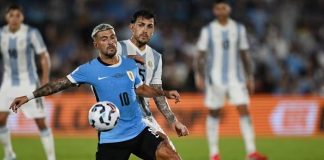 Arrascaeta em campo pela Seleção Uruguaia contra a Argentina