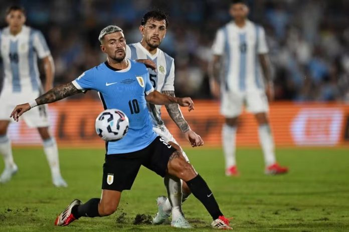 Arrascaeta em campo pela Seleção Uruguaia contra a Argentina