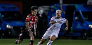 Arrascaeta em campo pelo Flamengo contra o Vitória no Barradão