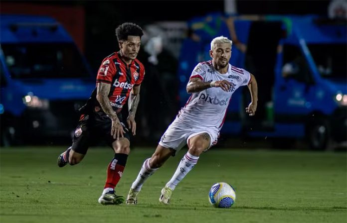 Arrascaeta em campo pelo Flamengo contra o Vitória no Barradão