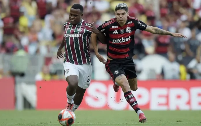 Ayrton Lucas e John Arias no clássico entre Flamengo x Fluminense