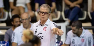 Bernardinho em quadra comandando o Sesc Flamengo