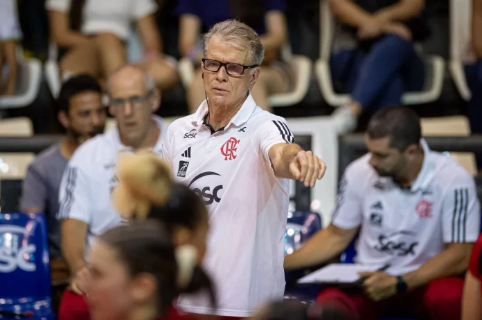 Bernardinho-Sesc-Flamengo-Volei Bernardinho em quadra comandando o Sesc Flamengo