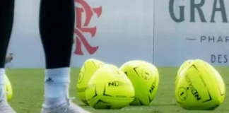 Goleiros do Flamengo treinam com bola triangular