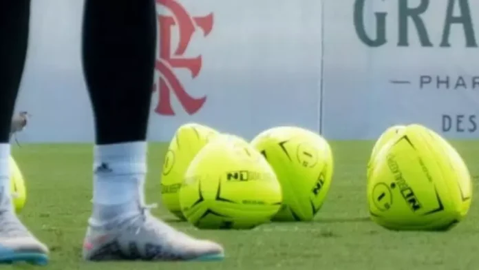 Goleiros do Flamengo treinam com bola triangular
