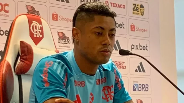 Bruno Henrique concede entrevista no Ninho do Urubu