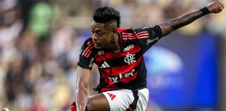 Bruno Henrique em campo pelo Flamengo contra o Vasco