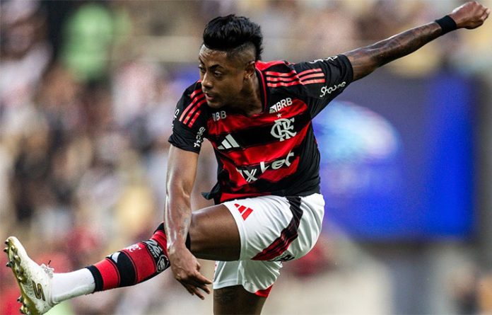 Bruno Henrique em campo pelo Flamengo contra o Vasco