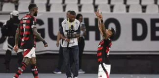 Observado pelo Gerson, Bruno Henrique comemora gol do Flamengo contra o Vasco
