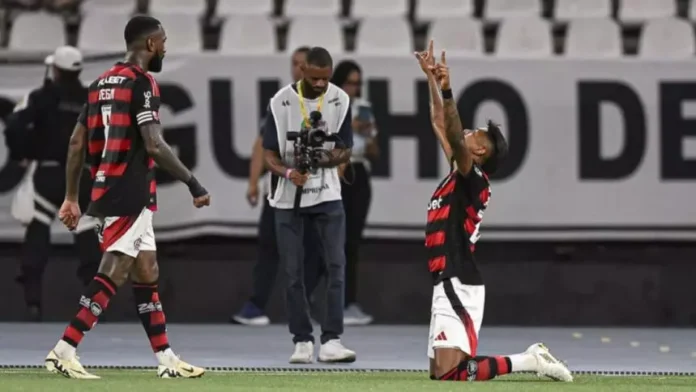 Observado pelo Gerson, Bruno Henrique comemora gol do Flamengo contra o Vasco
