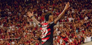 Bruno Henrique celebra seu 100º gol com a camisa do Flamengo
