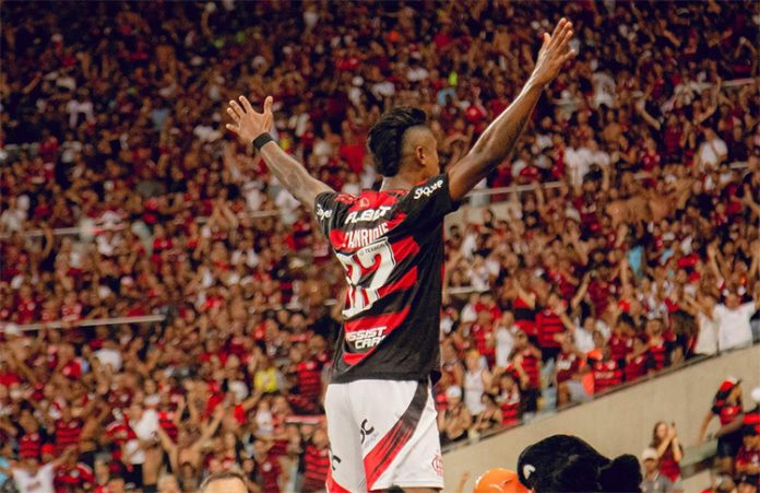 Bruno Henrique celebra seu 100º gol com a camisa do Flamengo