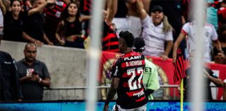 Bruno Henrique celebra seu 100º gol com a camisa do Flamengo
