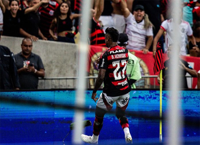 Bruno Henrique celebra seu 100º gol com a camisa do Flamengo