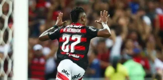 Bruno Henrique comemora gol pelo Flamengo contra o Vasco