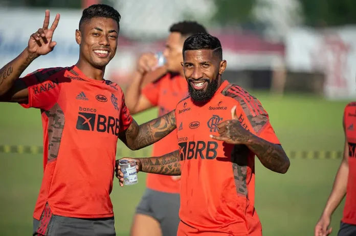 Bruno Henrique e Rodinei em treino do Flamengo