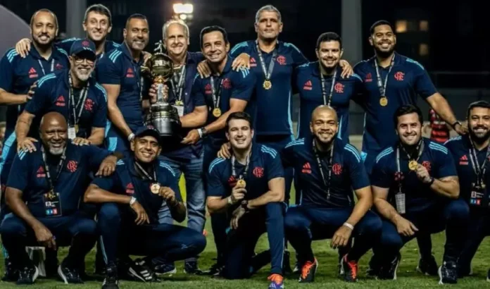 Cleber dos Santos e comissão técnica do Flamengo sub-20 campeões da Libertadores da América 2025