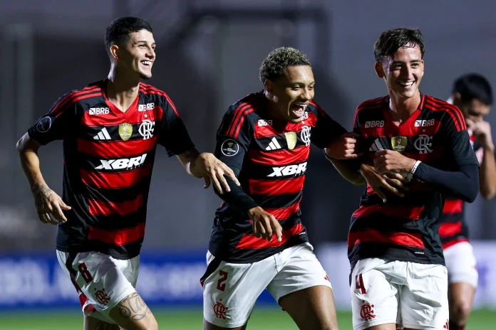 Daniel Sales marca o gol do Flamengo na vitória sobre o Danubio