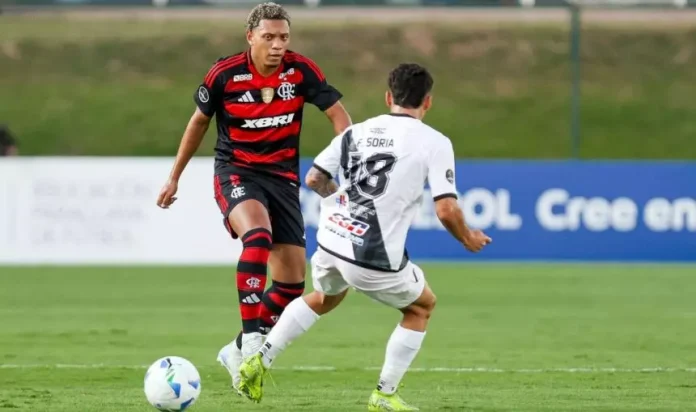 Daniel Sales em campo pelo Flamengo contra o Danúbio pela Libertadores sub-20