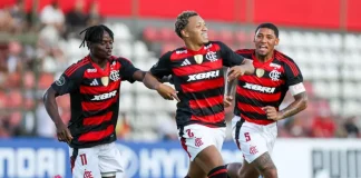Daniel Salles, Shola e Rayan Lucas comemoram gol do Flamengo contra o Olimpia