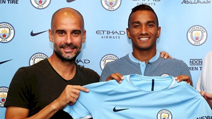 Ao lado de Guardiola, Danilo se apresenta no Manchester City