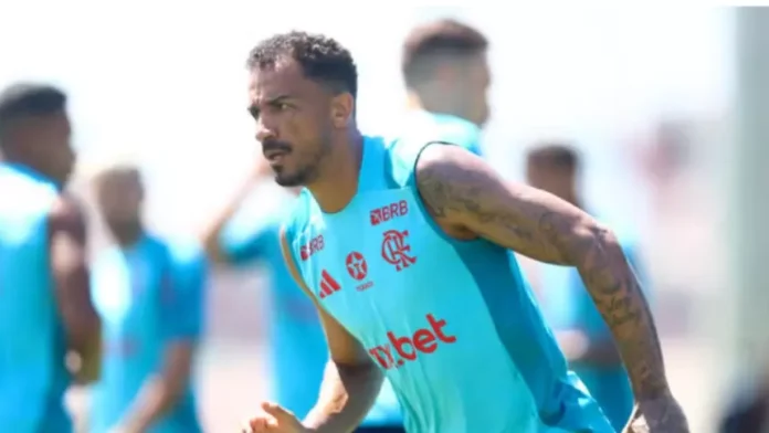 Danilo em treino do Flamengo no Ninho do Urubu