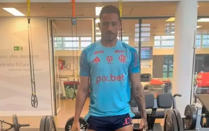 Danilo treina no Ninho do Urubu