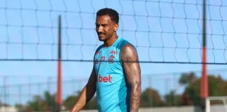 Danilo em treino do Flamengo no Ninho do Urubu