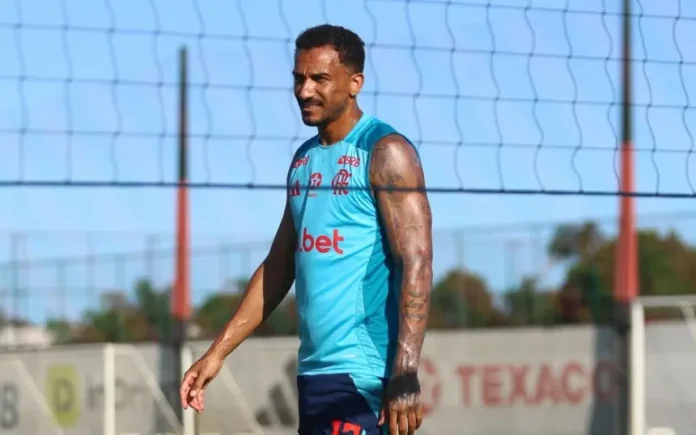 Danilo em treino do Flamengo no Ninho do Urubu