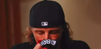 David Luiz beija a camisa do Flamengo em sua despedida nas redes sociais