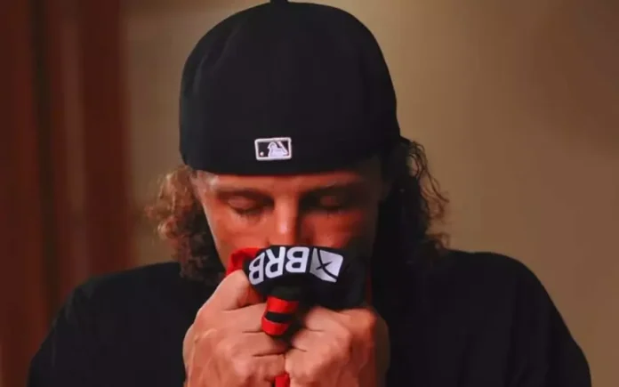 David Luiz beija a camisa do Flamengo em sua despedida nas redes sociais