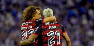 David Luiz e Pedro em campo pelo Flamengo em 2022