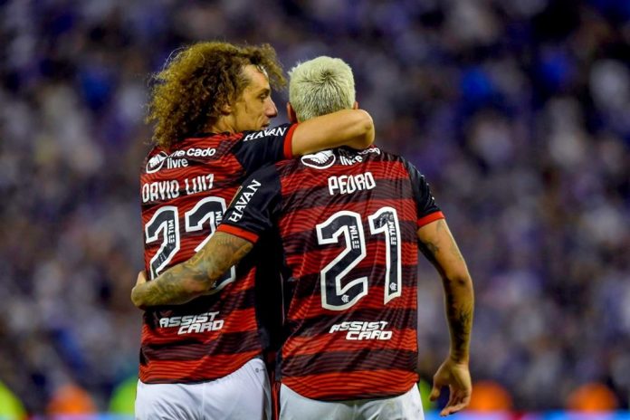 David Luiz e Pedro em campo pelo Flamengo em 2022
