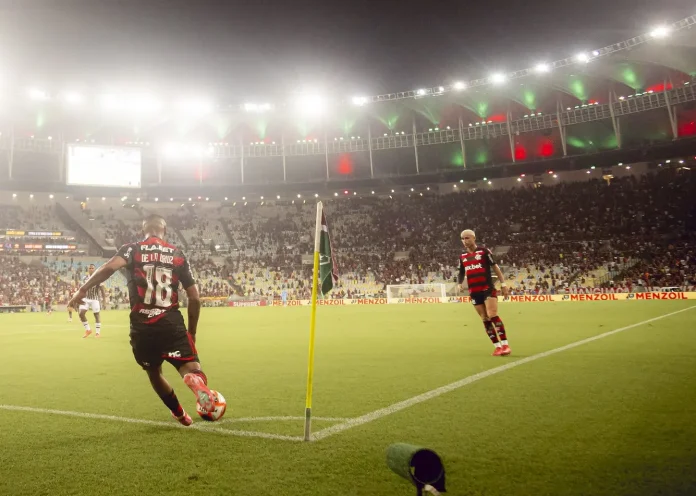 De la Cruz na cobrança de escanteio no clássico entre Flamengo x Fluminense