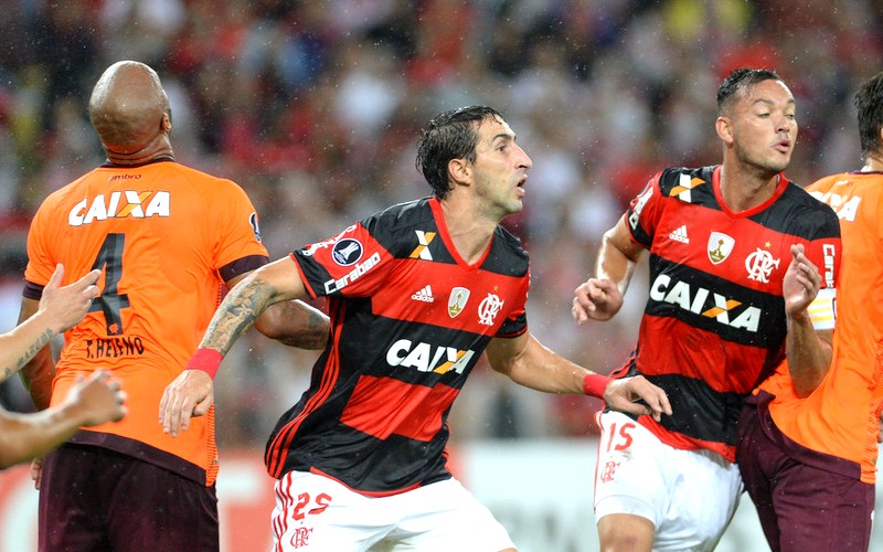 Ao lado de Rever, Donatti em campo pelo Flamengo