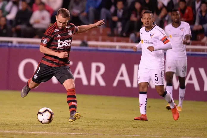 Everton Ribeiro em campo pelo Flamengo contra a LDU
