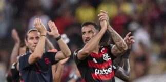 Filipe Luís e Danilo aplaudindo a torcida do Flamengo