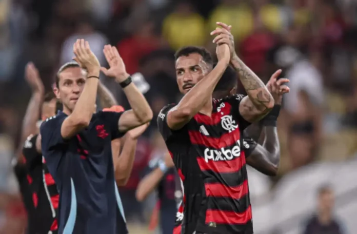 Filipe Luís e Danilo aplaudindo a torcida do Flamengo