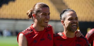 Filipe Luís e Diego Ribas