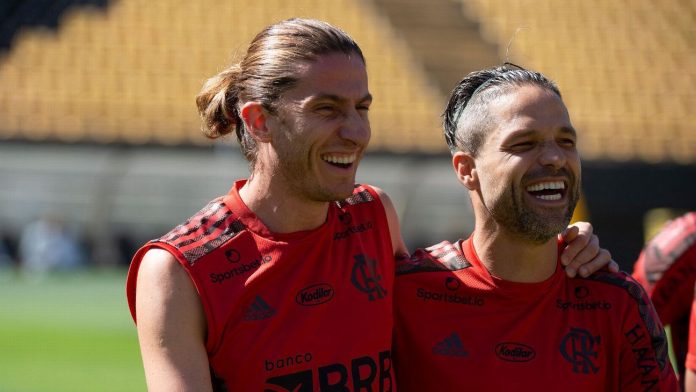 Filipe Luís e Diego Ribas