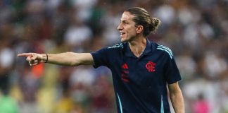 Filipe Luís em campo comandando o Flamengo