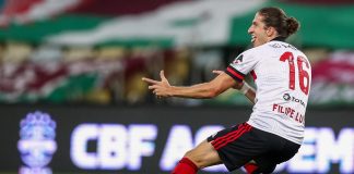 Filipe Luís em campo pelo Flamengo contra o Fluminense