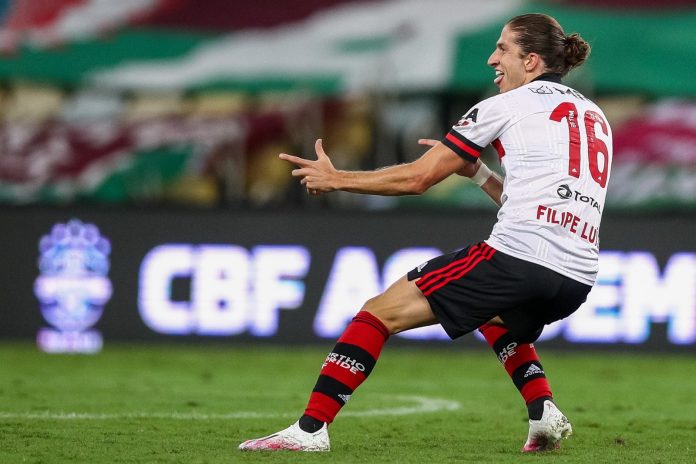 Filipe Luís em campo pelo Flamengo contra o Fluminense